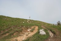 Am Gipfelkreuz oberhalb der verfallenen Hochalm