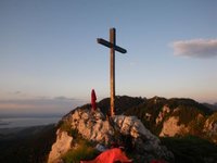 Gipfelkreuz der Sonnwendwand - dahiner Scheibenwand und Kampenwand