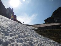 Schneefeld vor der Bergstation der Zahnradbahn
