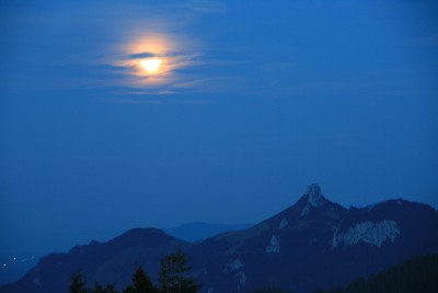 Der Mond geht hinter der [[Kampenwand]] auf