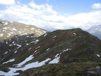 Blick vom Gipfel Richtung Geiseljoch - ber den Rcken rechts geht es zu diesem hinab