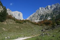 Leichter Aufstieg zur Gaudeamushtte mit Blick auf das Ellmauer Tor