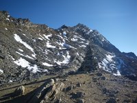 kurzes Flaches Stck; Der Weg schlngelt sich zunchst auf den Sattel in der Bildmitte, fhrt dann auf die Spitze in der Bildmitte und von dort hinauf zum Gipfel des Hochfeilers