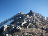 Aufstieg am Grat. An der linken Spitze beginnt der finale Gipfelgrat