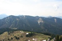 Blick vom Fockenstein auf die Kampen und das Seekarkreuz. Dahinter sind Ro- und Buchstein sowie der Schnberg zu erkennen.