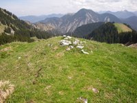 Unspektakulrer Brandkopfgipfel. Dahinter der Hirschberg.