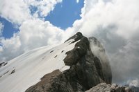 ber die Erhebung in der Bildmitte fhrt der letzte Teil des Klettersteigs - dahinter geht es frei zum Gipfel (rechts)