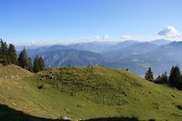 Oberhalb der Jocheralm bietet dieser Hgel eine willkommene Rast mit groem Gipfelpanorama