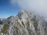 Blick vom Westlichen Hackenkopf auf den Mittleren. Der Weg verluft von hier weiter etwas unterhalb der linken Graterhebung, bleibt fast auf einer Hhe und steigt hinter der rechten Felsnase steil zum Gipfel auf