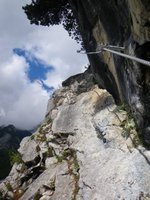 ber Bnder wie dieses zieht sich der Klettersteig den Berg hinauf...