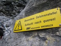 Warnung vor der Schlucht