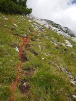 Aufstieg zur Bettelwurfhtte ber den ganz neuen Weg. Die rote Linie wird wohl bald verschwinden und der Weg deutlich ausgetretener