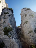 zwischen den Felsen geht der normale Klettersteig hindurch - rechts beginnt der Knieschladerer