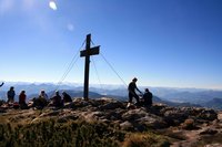 Am Hauptgipfel geniet man Aussicht auf den Alpenhauptkamm