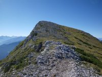 Rckblick auf den Gipfel. Kurz vorher zweigt links der Normalweg ab. Der Klettersteig startet hinter dem Aufnahmestandort