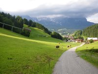 Weg am Rand der Skipiste