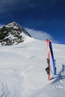 Je nach Gusto stellt man die Skier am Sattel oder nher am Felsen ab