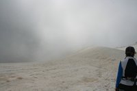 wenig Sicht am Gletscher- ber den Grat rechts geht es zum Gipfel weiter