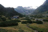 Erst am Gasthaus Alpenrose beginnt es nun richtig bergauf zu gehen