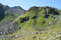 Aufstieg zwischen Mittlerem und Oberem Wildalmsee. Im Hintergrund ist bereits die Aleitenspitze zu erkennen