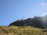 Entlang der Hochspannungsleitung fhrt der Weg zur St. Pltener Htte