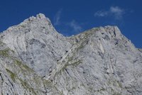 Rckblick zur Maukspitze. Auf dem Wiesenhang rechts erfolgt der Abstieg in Kehren