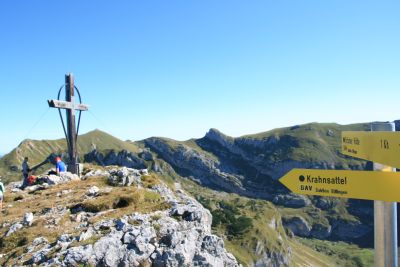 Gipfelkreuz der [[Haidachstellwand]] mit Blick auf den [[[Vorderes_Sonnwendjoch|Sonnwendjochkamm]]]